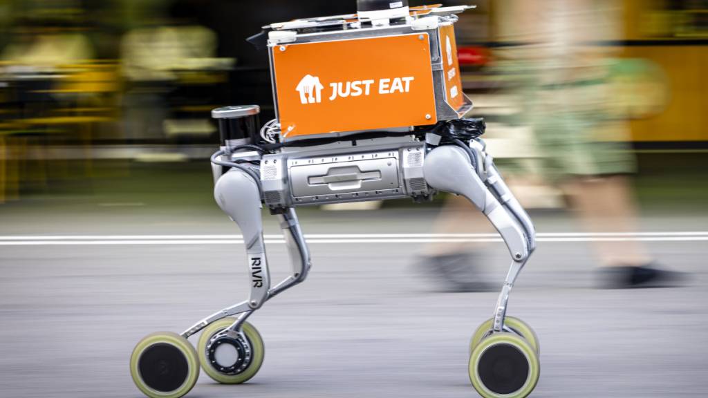 Der Essenslieferant Just Eat will wie Uber auf «selbständige Kuriere» setzen. Die linken Parteien kritisieren dies scharf. Im Bild ein Lieferroboter von Just Eat, der im vergangenen Jahr versuchsweise in Zürich eingesetzt wurde. (Archivbild)