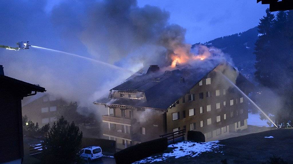 Die Feuerwehr konnte das Feuer im grossen Chalet in Villars-sur-Ollon VD gegen 8.30 Uhr am Mittwoch löschen.