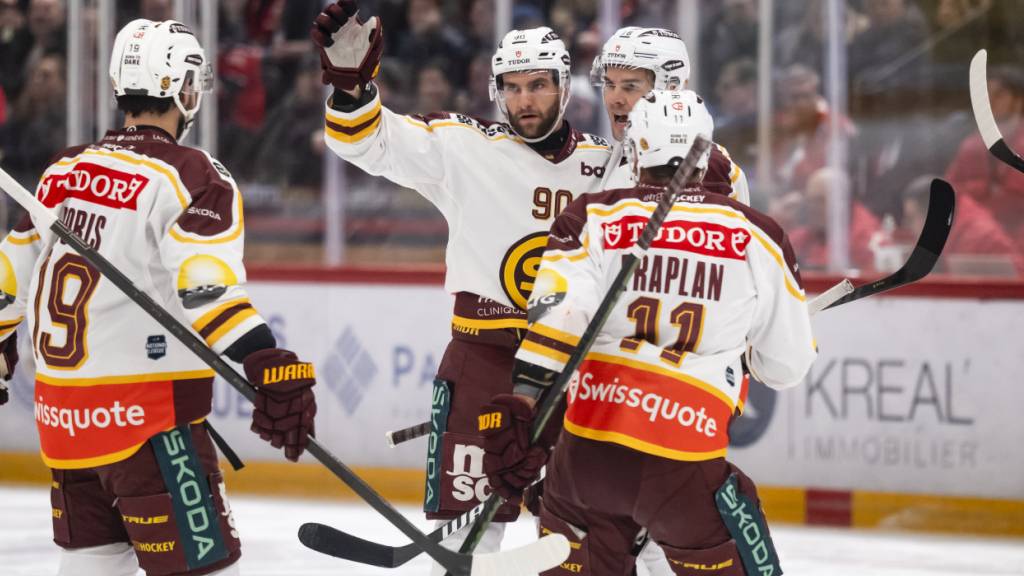 Jubel der Genfer Spieler um Torschütze Simon Le Coultre über das frühe 1:0 in Lausanne
