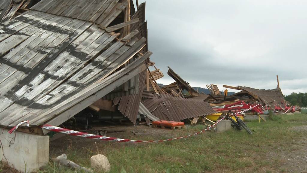 In sich zusammengestürzt: Sturmböen zerstören Scheune in Spreitenbach (AG)
