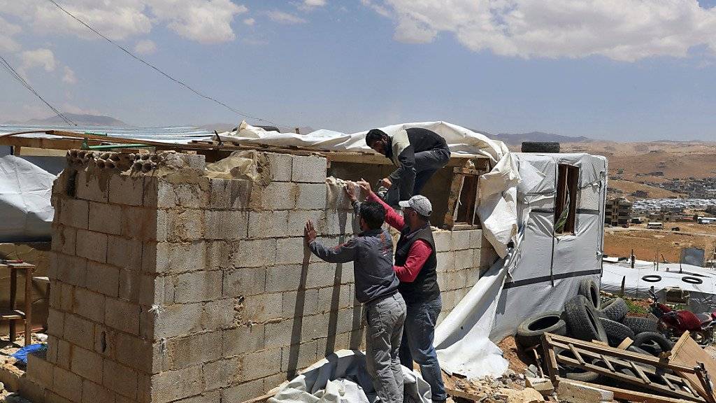 Die libanesische Regierung hat syrischen Flüchtlingen eine Frist bis zum 1. Juli gesetzt, um alle «illegal» errichteten Stein- und Betongebäude abzureissen. Erlaubt sind fortan nur noch Unterkünfte aus Planen, Plastik und Holz. (Archivbild)
