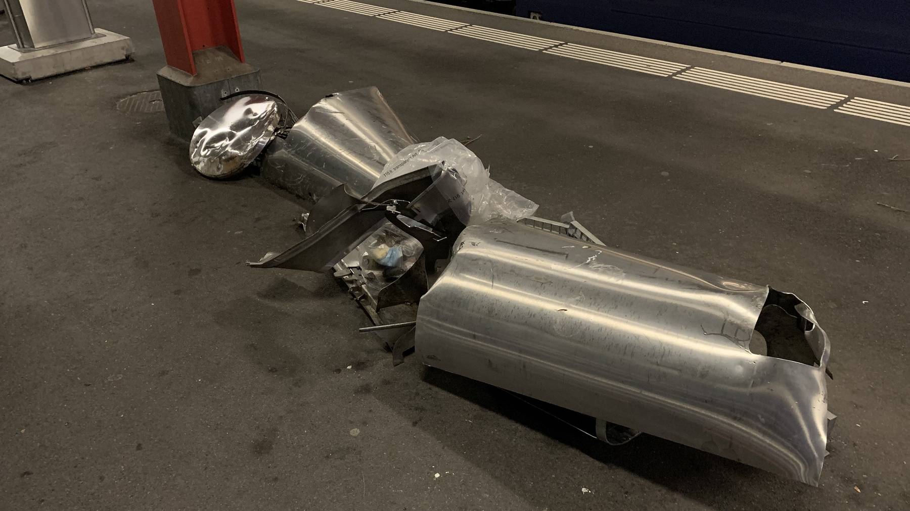 In Wetzikon wurde ein Abfallkübel auf die Gleise geworfen und von einem Zug zermalmt.