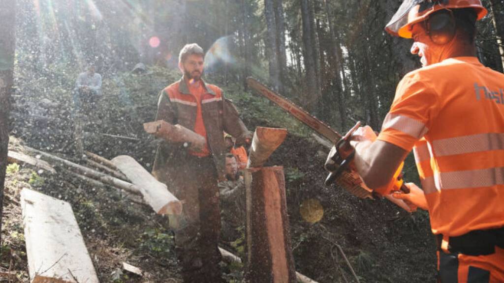 Zivilschützer bauen eine Wasserleitung im Wald Rietegg oberhalb von Filzbach. Der Kanton Glarus will für Schutzbauten in den Wäldern wesentlich mehr ausgeben, als geplant. (Archivbild)
