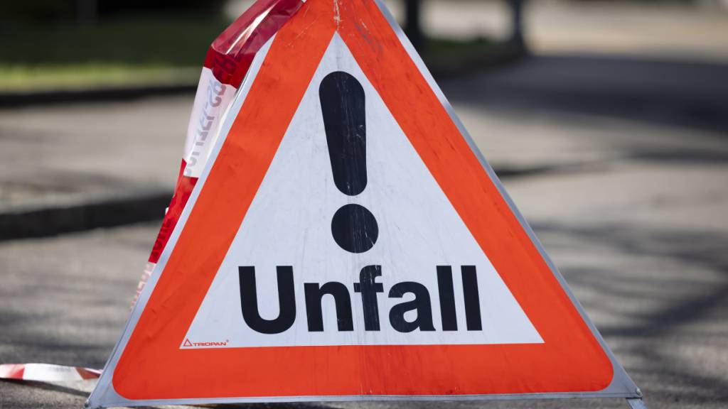 Eine 79-jährige Fussgängerin wurde in Glarus auf einem Trottoir von einer Velofahrerin angefahren. Diese entfernte sich vom Unfallort. (Symbolbild)