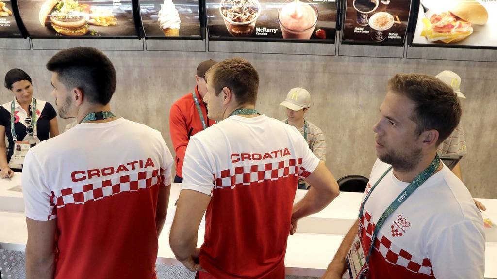 Auch die kroatischen Handballer gönnen sich Fast-Food.
