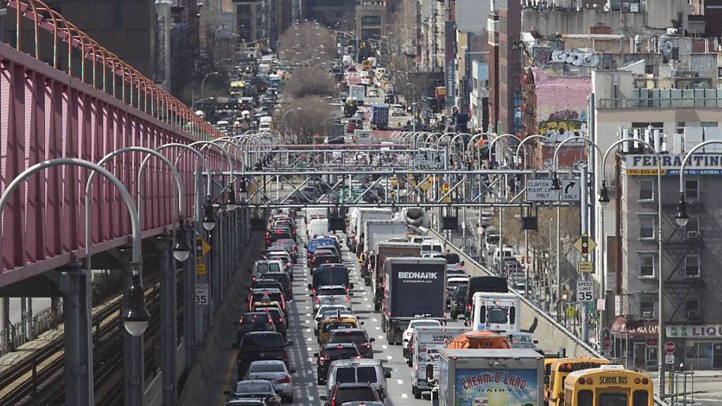 Die Stadt New York will das hohe Verkehrsaufkommen in Manhattan mit einer neuen Mautgebühr in den Griff bekommen - zusätzlich zu bereits bestehenden Abgaben. (Archivbild)