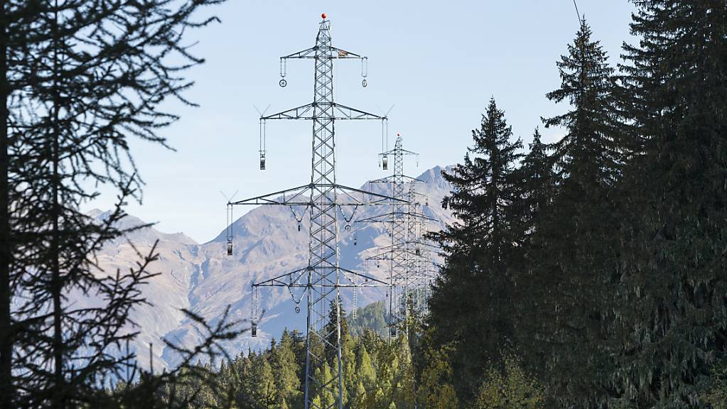 Die Swissgrid AG betreibt und reguliert das Schweizer Stromübertragungsnetz. Der Kanton Graubünden hat nun 0,5 Prozent der Aktien der Swissgrid erworben. (Symbolbild)