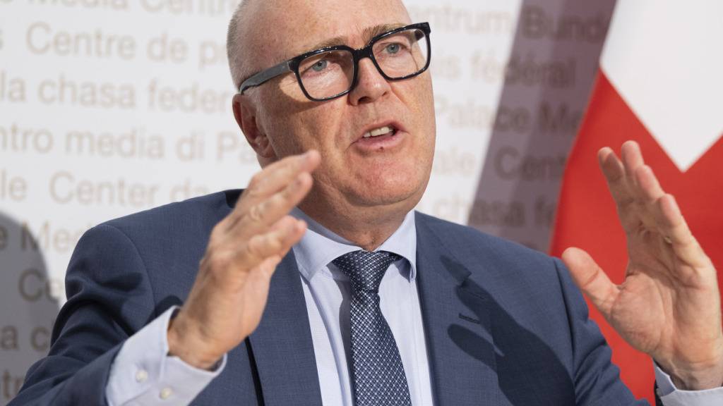 Verteidigungsminister Martin Pfister stellt die Pläne für eine Mehrwertsteuer-Erhöhung für die Armee den Medien vor.