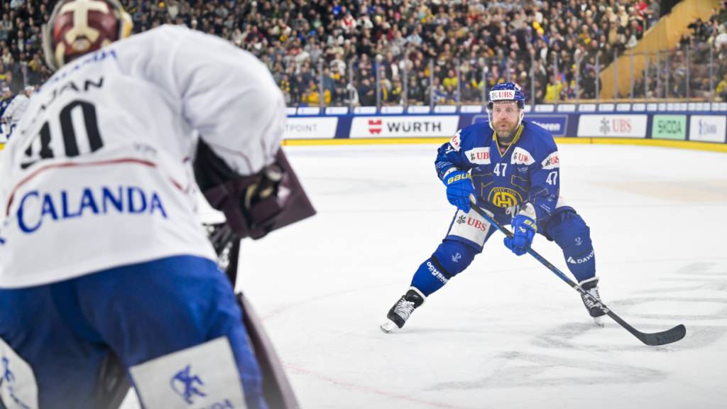 Die Zähne usgebissen: Leo Komarov scheitert als einer von vielen Davosern am College-Selects-Goalie Adam Gajan