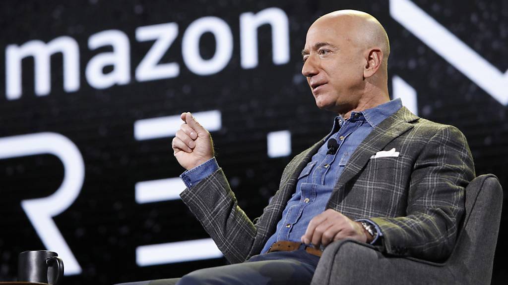 Der Starunternehmer Jeff Bezos hat weitere Amazon-Aktien im Milliardenwert zu Geld gemacht. (Archivbild)