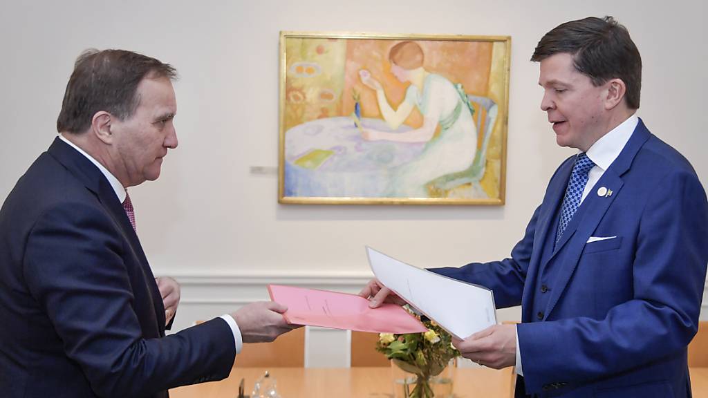 Der schwedische Ministerpräsident Stefan Lofven (links) übergibt seinen Rücktritt an den Parlamentspräsidenten Andreas Norlén.
