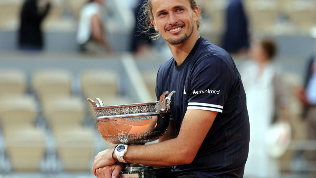 Endlich: Nach seinem vierten Grand-Slam-Final hält Alexander Zverev erstmals den Pokal in der Hand