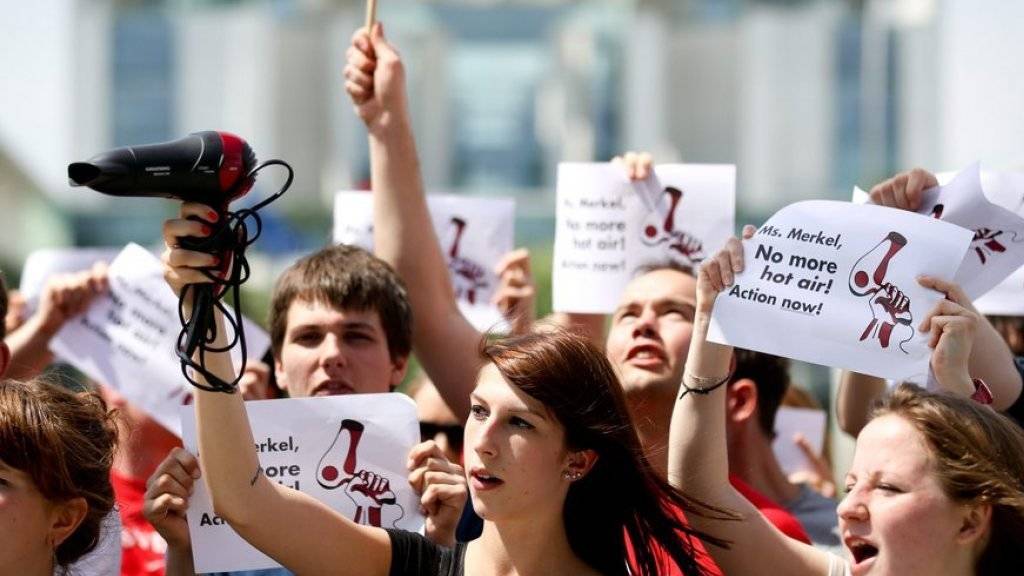 Junge Menschen in Berlin bei einer Demonstration gegen Jugendarbeitslosigkeit in Deutschland (Archiv)