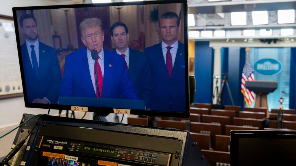 US-Präsident Donald Trump spricht aus dem East Room des Weißen Hauses, wie auf einem Fernsehbildschirm im James Brady Press Briefing Room in Washington zu sehen ist, nachdem das US-Militär drei Standorte im Iran angegriffen hat. Foto: Alex Brandon/AP/dpa