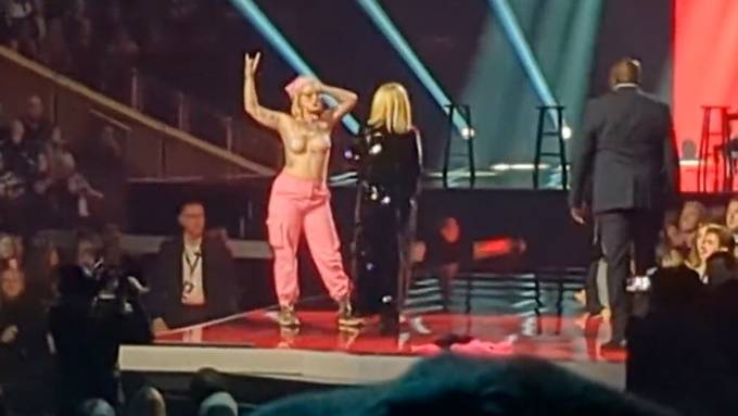 «Verpiss dich!»: Avril Lavigne schickt Oben-ohne-Aktivistin von der Bühne