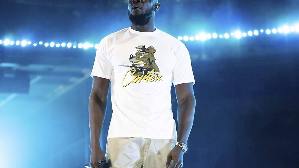 Der britische Rapper Stormzy zu einem neunmonatigen Fahrverbot verurteilt worden. Er hatte am Steuer seines Rolls-Royce ein Telefongespräch geführt. (Archivbild)