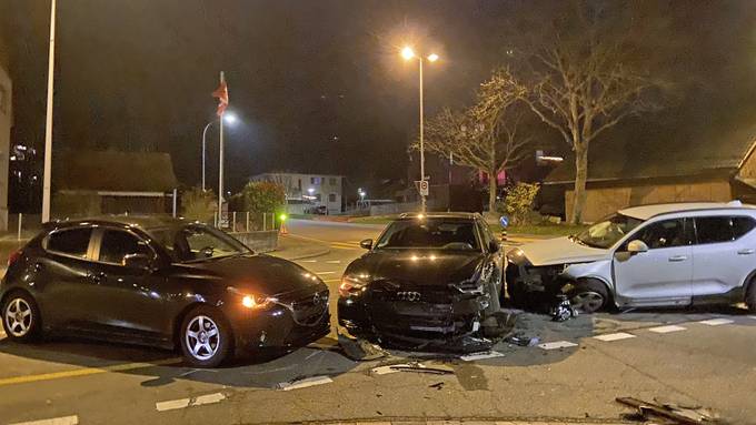 Massive Kollision zwischen drei Fahrzeugen — eine Person verletzt