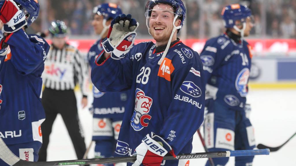 ZSC-Stürmer Jesper Frödén (Nummer 28), der Torschütze zum 2:1 gegen Kloten, bedankt sich nach dem Sieg bei den Fans