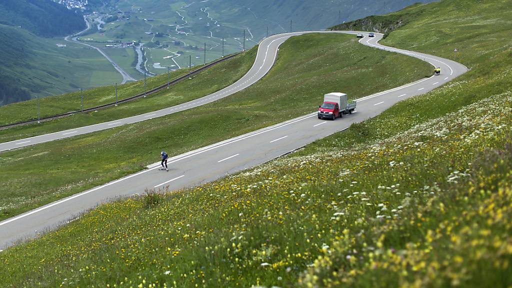 Urner Polizei zieht am Oberalp zwei Raser aus dem Verkehr