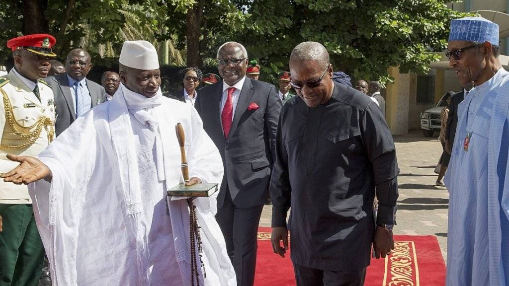 Gambias Präsident Yahya Jammeh (links) klammert sich trotz Wahlniederlage an sein Amt. (Archivbild)