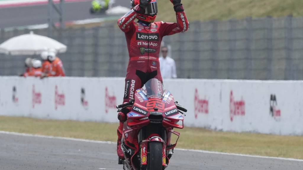 Ein gewohntes Bild: Der Spanier Marc Marquez freut sich über einen Sieg