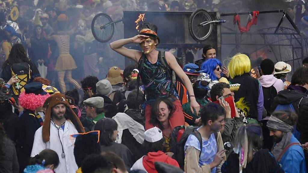 Menschen in Kostümen geniessen einen nicht genehmigten Karneval in der Strasse Canebiere. Rund 6500 Menschen haben in der südfranzösischen Hafenstadt Marseille an einem ungenehmigten Karnevalsumzug teilgenommen.