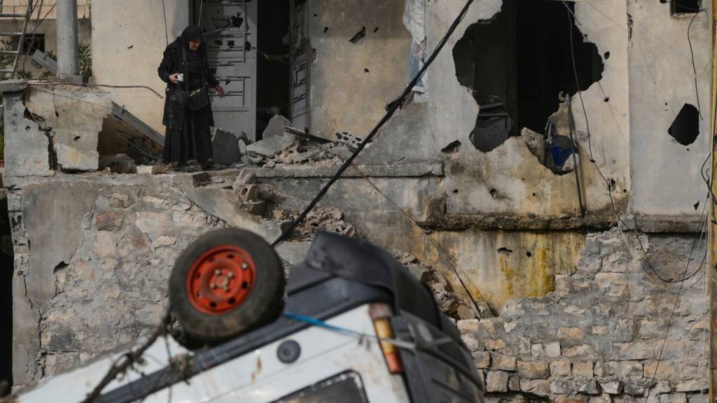 Eine Frau überprüft die Schäden an ihrem Haus in der Stadt Nabatiyeh im Südlibanon. Foto: Mohammed Zaatari/AP/dpa