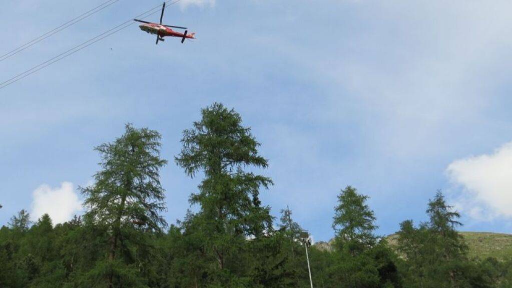 Der vermisste 75-jährige Wanderer wurde von einem Suchtrupp im Gebiet Giandains in Pontresina erschöpft und leicht verletzt gefunden. Die Rega flog ihn ins Spital.