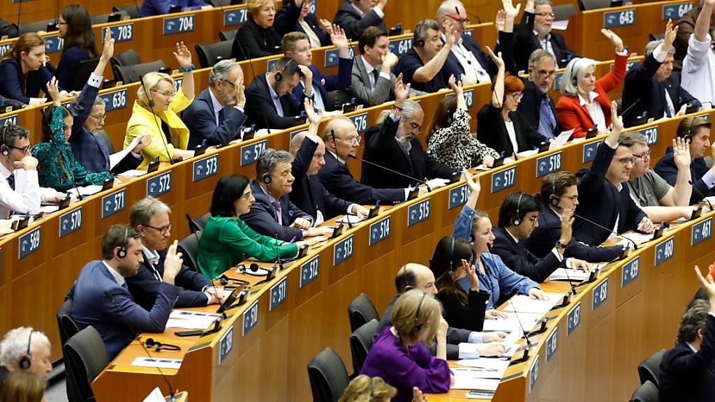 dpatopbilder - Mitglieder des Europäischen Parlaments nehmen an einer Reihe von Abstimmungen teil, während sie an einer Plenarsitzung im Europäischen Parlament teilnehmen. Foto: Geert Vanden Wijngaert/AP/dpa