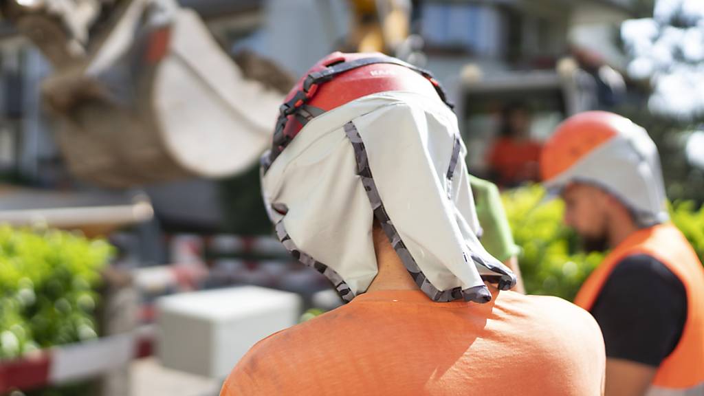 Für Bauarbeiterinnen und Bauarbeiter kann die Hitze besonders zum Problem werden. (Symbolbild)