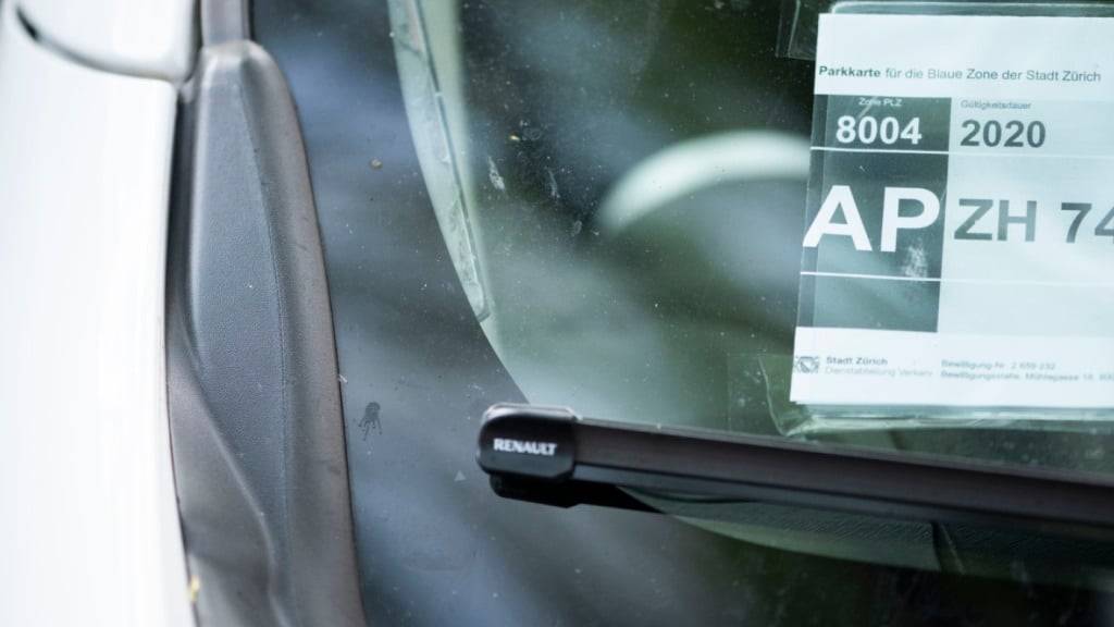 «Das Trottoir ist kein Parkplatz»: Fussgänger- und Sehbehindertenverbände rekurrieren gegen die neue Parkkartenverordnung der Stadt Zürich. (Symbolbild)