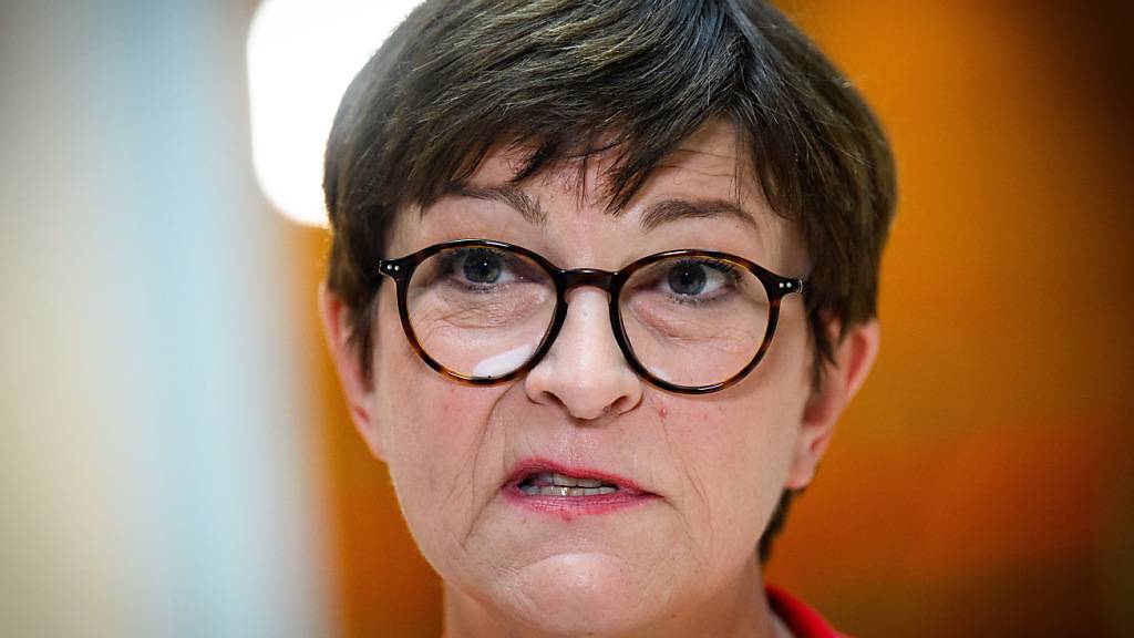 Die SPD-Vorsitzende Saskia Esken äußert sich zu den Landtagswahlen in Sachsen und Thüringen. Foto: Bernd von Jutrczenka/dpa