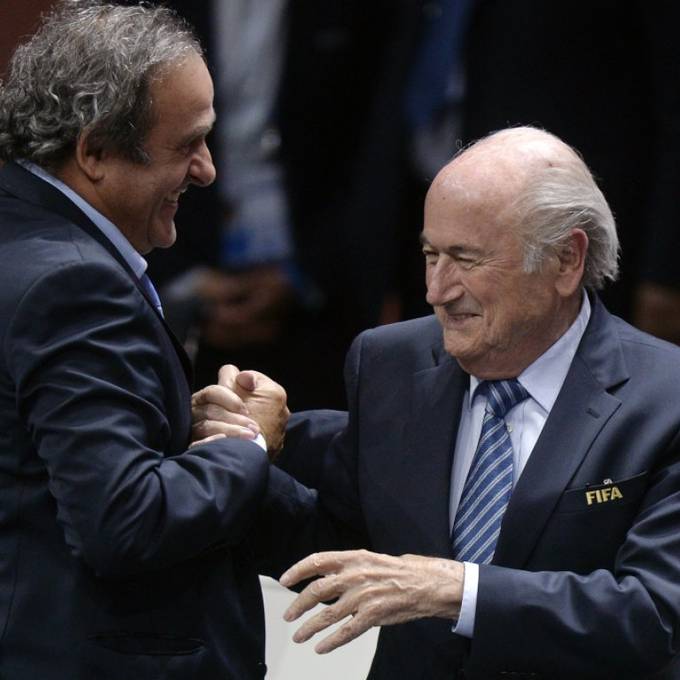 Blatter und Platini per sofort suspendiert