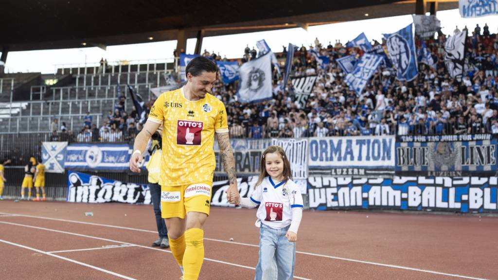 Kennt den Letzigrund bereits: Kevin Spadanuda, hier vergangenen April im Luzern-Dress, verlässt mit seiner Tochter vor den Luzerne Fans den Platz nach dem Auswärtsspiel  gegen GC