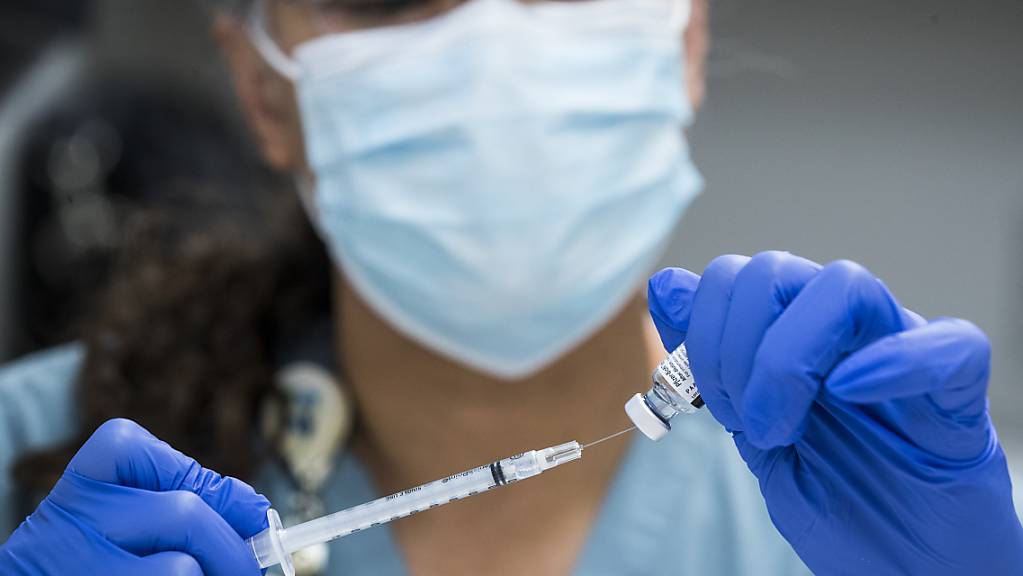 Der Basler Infektiologe Manuel Battegay hofft, dass sich möglichst viele Personen in der Schweiz gegen das Coronavirus impfen lassen. Das werde die Verbreitung des Virus deutlich bremsen. (Archivbild)