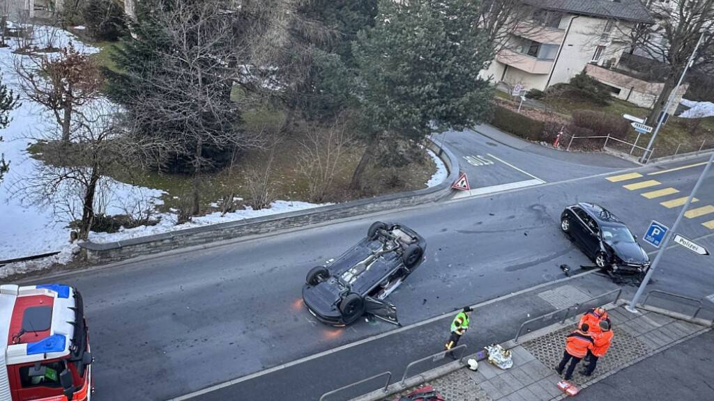 Das Auto des 55-jährigen Mannes kam nach der Kollision auf dem Dach liegend zum Stillstand.