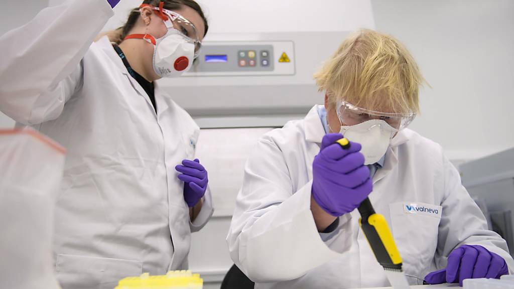 ARCHIV - Großbritanniens Premierminister Boris Johnson besichtigt das französische Biotech-Unternehmen Valneva. Gut ein halbes Jahr nach Vertragsabschluss mit dem Corona-Impfstoffentwickler Valneva hat die britische Regierung den Vertrag über die Lieferung von 100 Millionen Dosen gekündigt. Foto: Wattie Cheung/Daily Mail/PA Wire/dpa