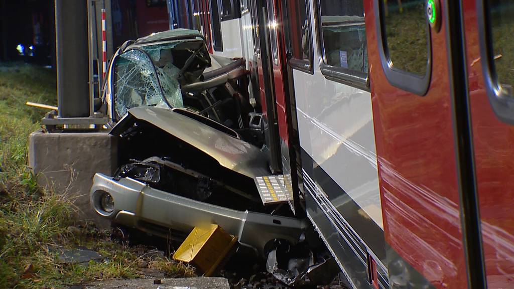 Lenker war betrunken: Auto von Zug in Duggingen (BL) erfasst