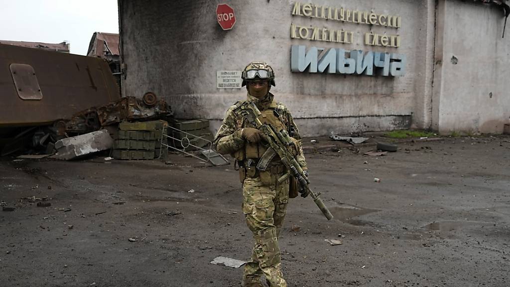 ARCHIV - Ein russischer Soldat patrouilliert durch einen zerstörten Bereich des Iljitsch Eisen- und Stahlwerks Mariupol. Foto: Uncredited/AP/dpa