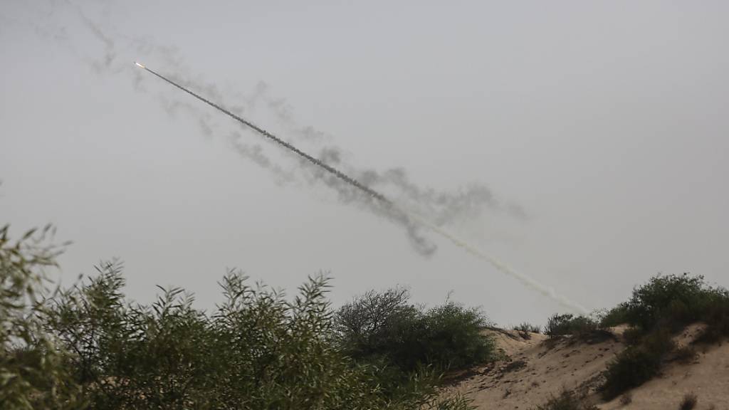 Eine Rakete wird abgefeuert. Foto: Mohammed Talatene/dpa