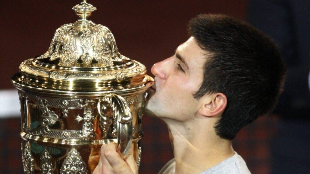 Siegerkuss: 2009 gewann Novak Djokovic an den Swiss Indoors, nun kehrt er zurück
