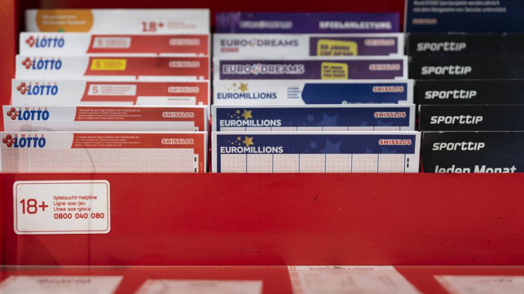 Verschiedene Spielscheine von Euromillions an einer Verkaufsstelle in Zürich (Symbolbild)