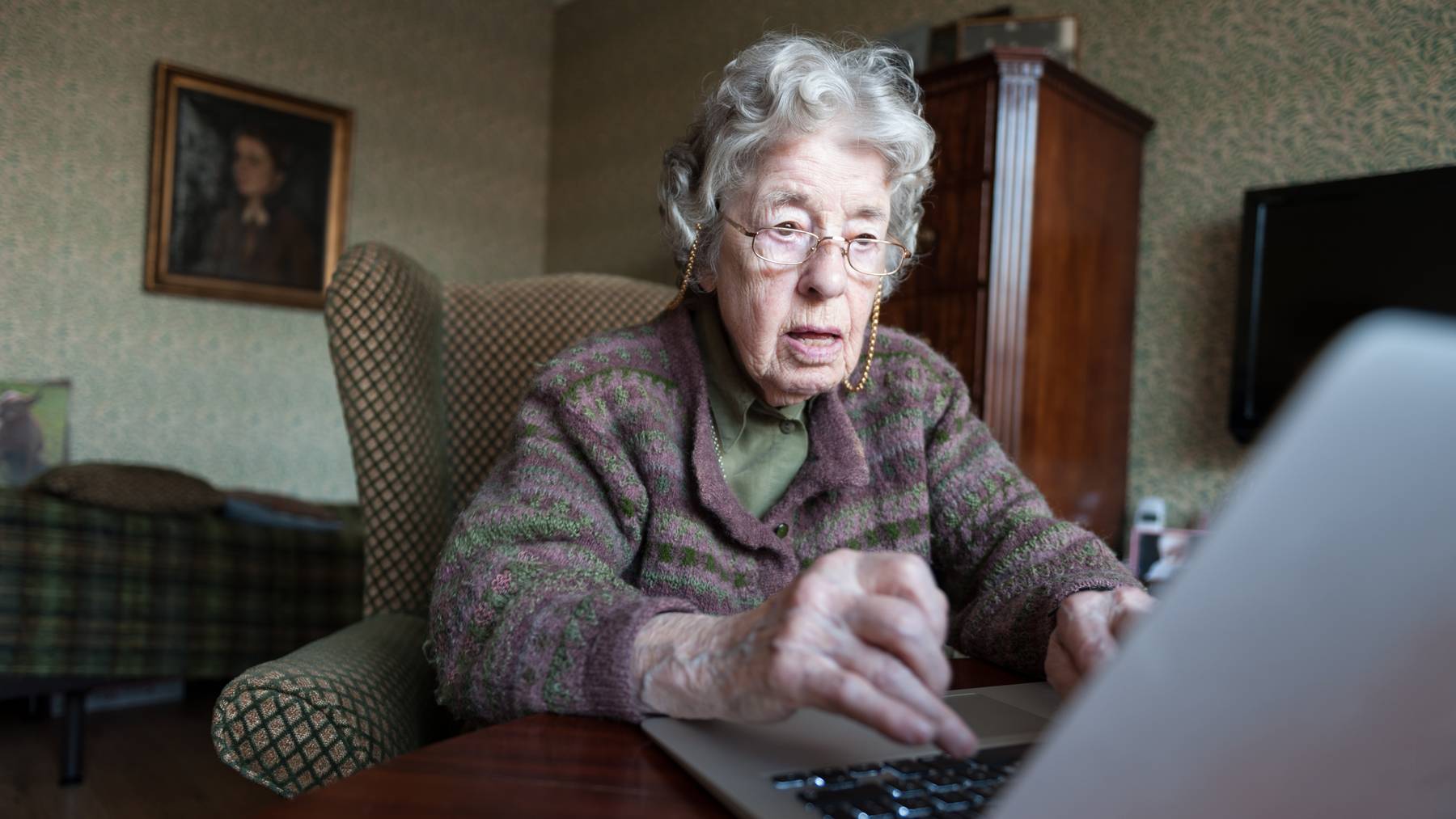 Ältere Menschen tun sich mit elektronischen Geräten oft schwer.