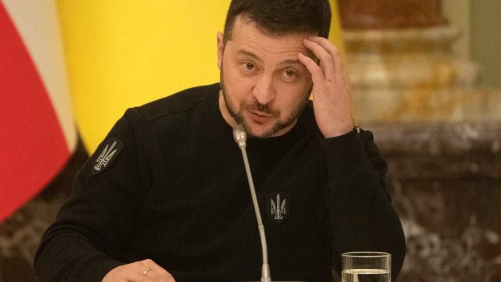 ARCHIV - Wolodymyr Selenskyj, Präsident der Ukraine, nimmt an einer Pressekonferenz mit dem österreichischen Bundespräsidenten Van der Bellen nach ihrem Treffen teil. Foto: Efrem Lukatsky/AP/dpa