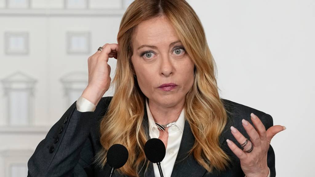 Italiens Ministerpräsidentin Giorgia Meloni nimmt an einer Pressekonferenz mit dem ukrainischen Präsidenten Selenskyj nach ihrem Treffen in den Büros der Regierung im Palazzo Chigi teil. Foto: Alessandra Tarantino/AP/dpa