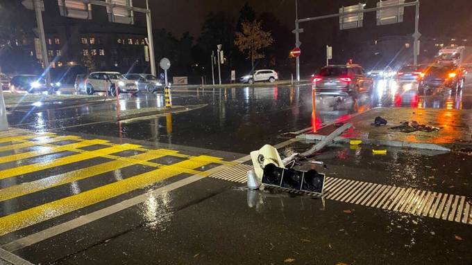 87-Jähriger fährt Auto und Ampel zu Schrott