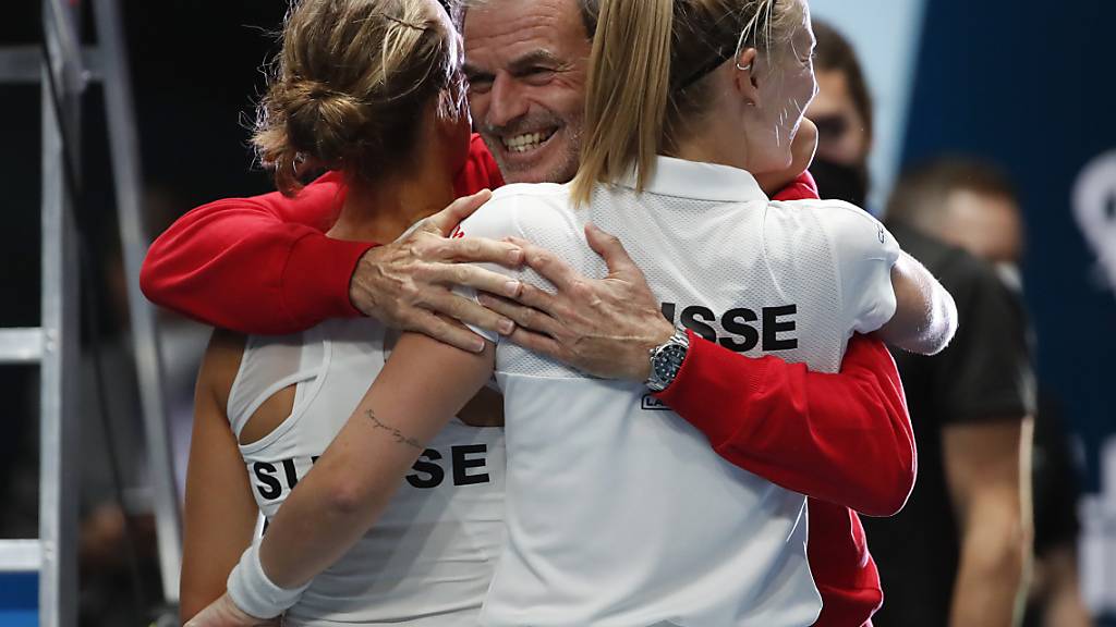 Captain Heinz Günthardt umarmt Viktorija Golubic und Jil Teichmann nach dem Sieg am Dienstag im Doppel gegen Deutschland