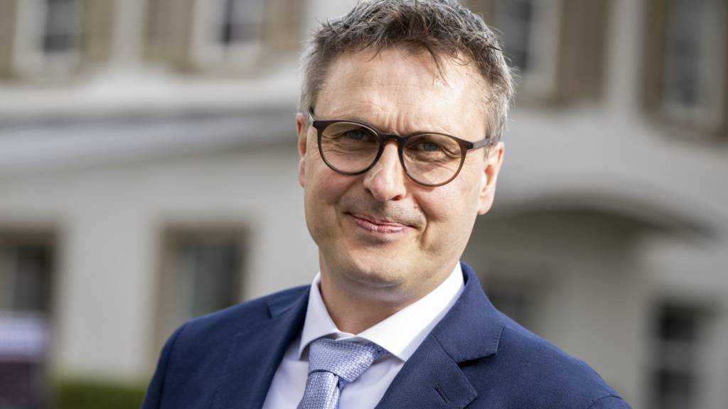 Der Urner Baudirektor Hermann Epp (Mitte) zieht zu der Strassensperrung eine positive Bilanz. (Archivaufnahme)