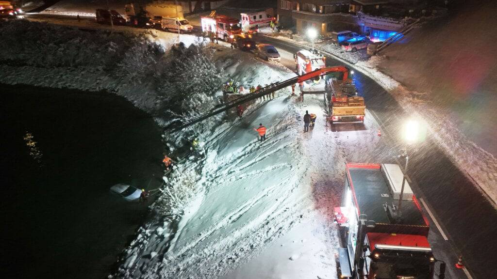 Ein Autofahrer verlor nach Angaben der Polizei die Kontrolle über sein Fahrzeug und stürzte in den Lungerersee.