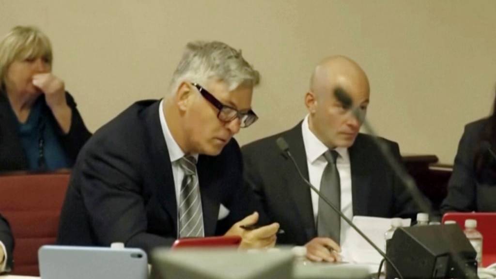 dpatopbilder - SCREENSHOT - Der US-Schauspieler Alec Baldwin (l) im Gerichtssaal. Foto: Uncredited/Pool Court TV/AP/dpa